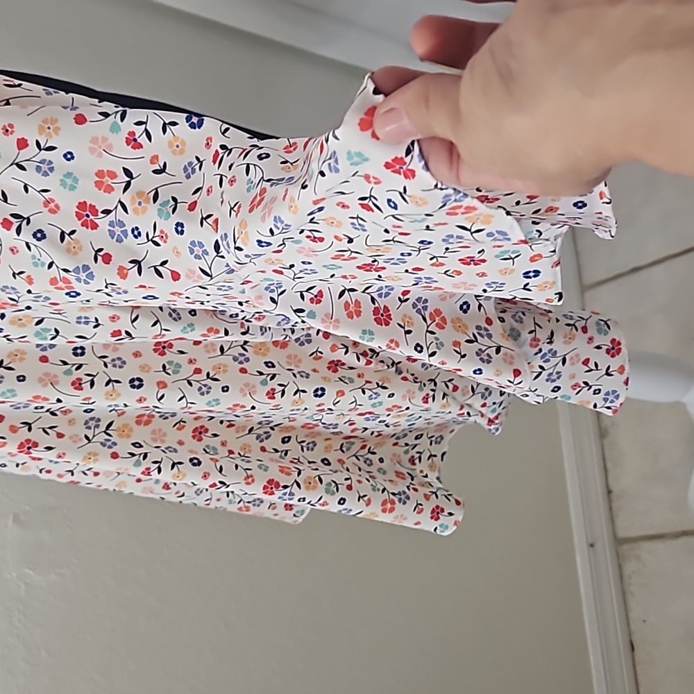 Floral V-Neck Women's Top NWT - Picture 6 of 10